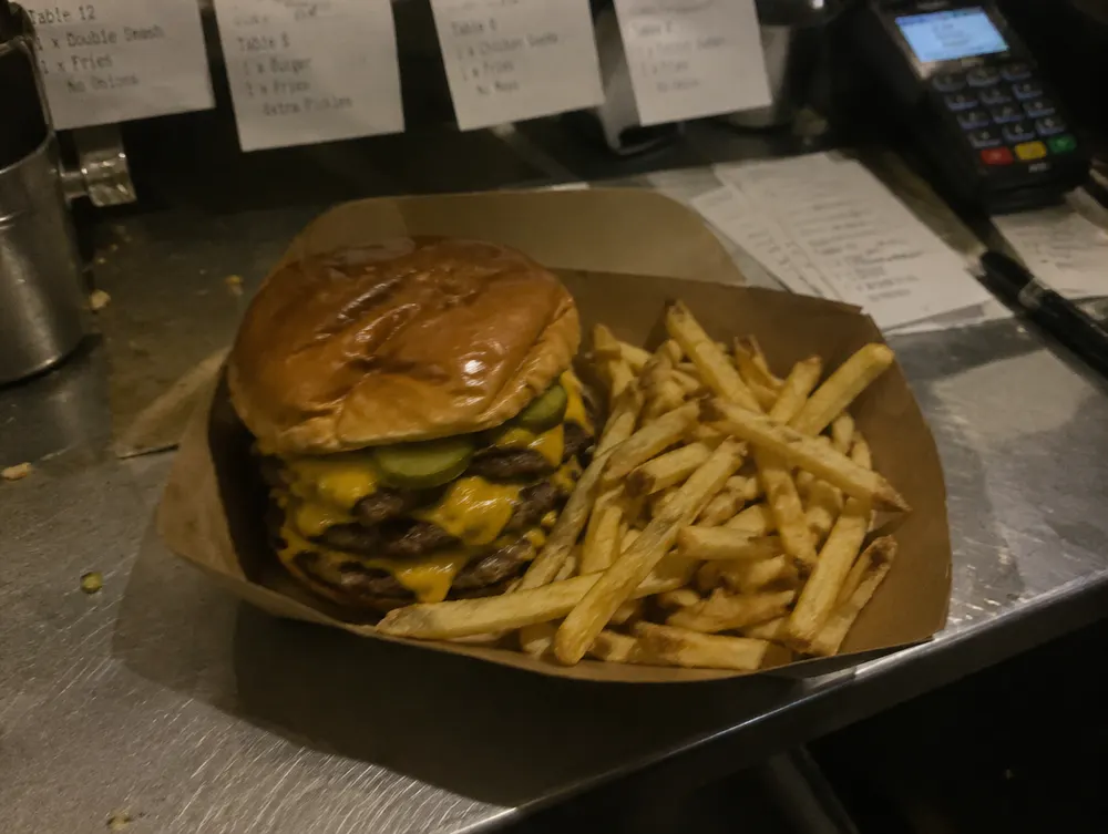 Foto originale: Smash burger doppio con patatine
